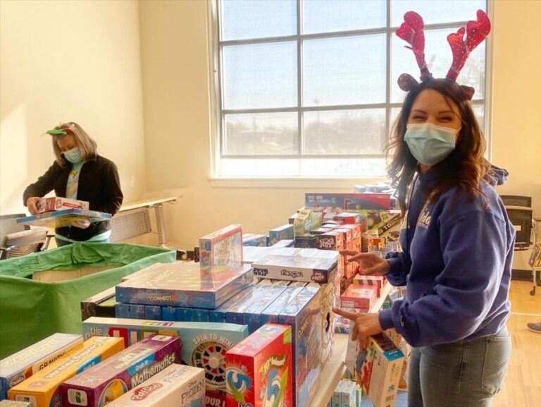Volunteer sorting toys Christmas 2021